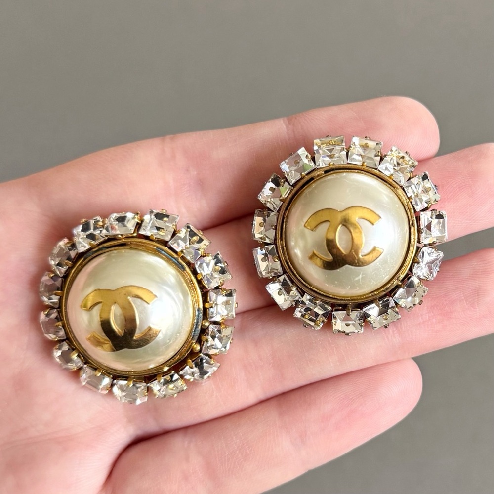 💥SOLD💥 CHANEL 💎 Ultra Rare Vintage XL Barbie CC Rhinestone Pearl Clip Earrings - Picture 3 of 10